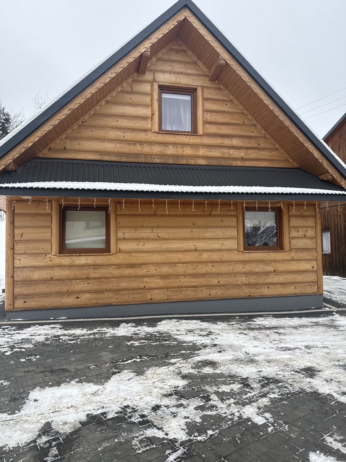 Domek z zewnątrz – ujęcie 1