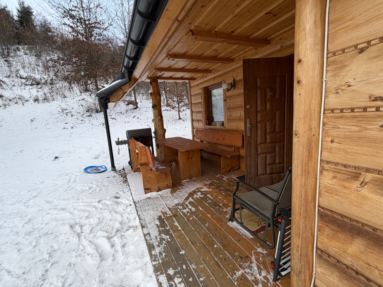 Domek z zewnątrz – ujęcie 3